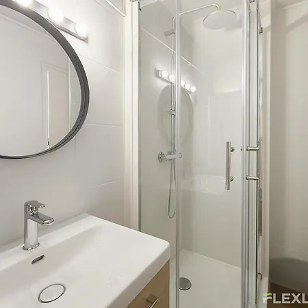 Charming 16m In 20 With Shared Terrace Apartment