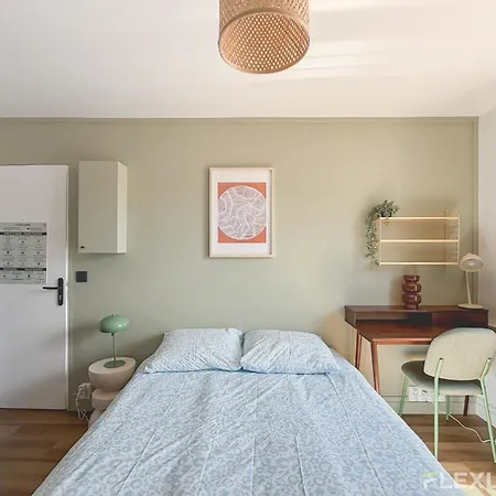 Apartment Charming 16m In 20 With Shared Terrace Paris